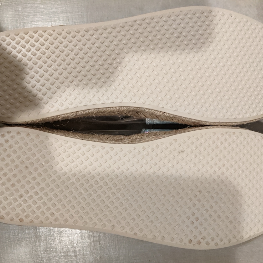 Toms - Picture 3 of 4